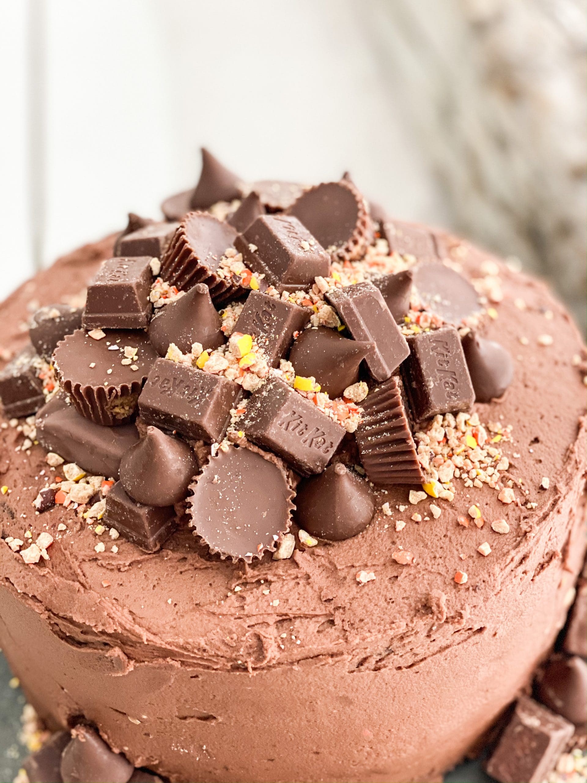 Order KitKat Candy Cake for Free Delivery in UAE