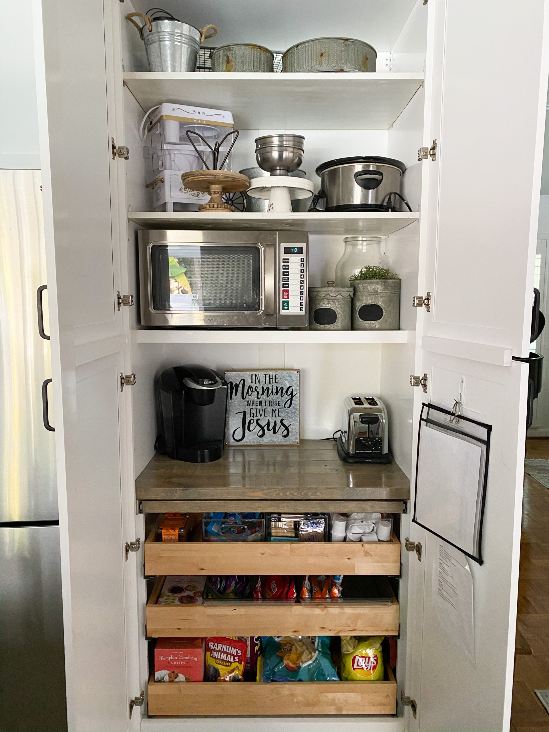 https://robynsfrenchnest.com/wp-content/uploads/2021/10/Pic-of-organized-pantry-scaled.jpg