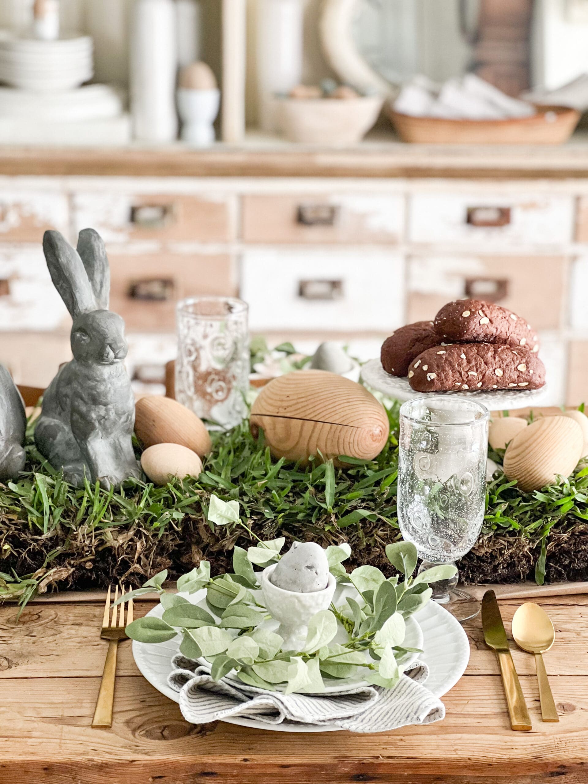 How to Make an Amazing Easter Tablescape with Neutral Colors