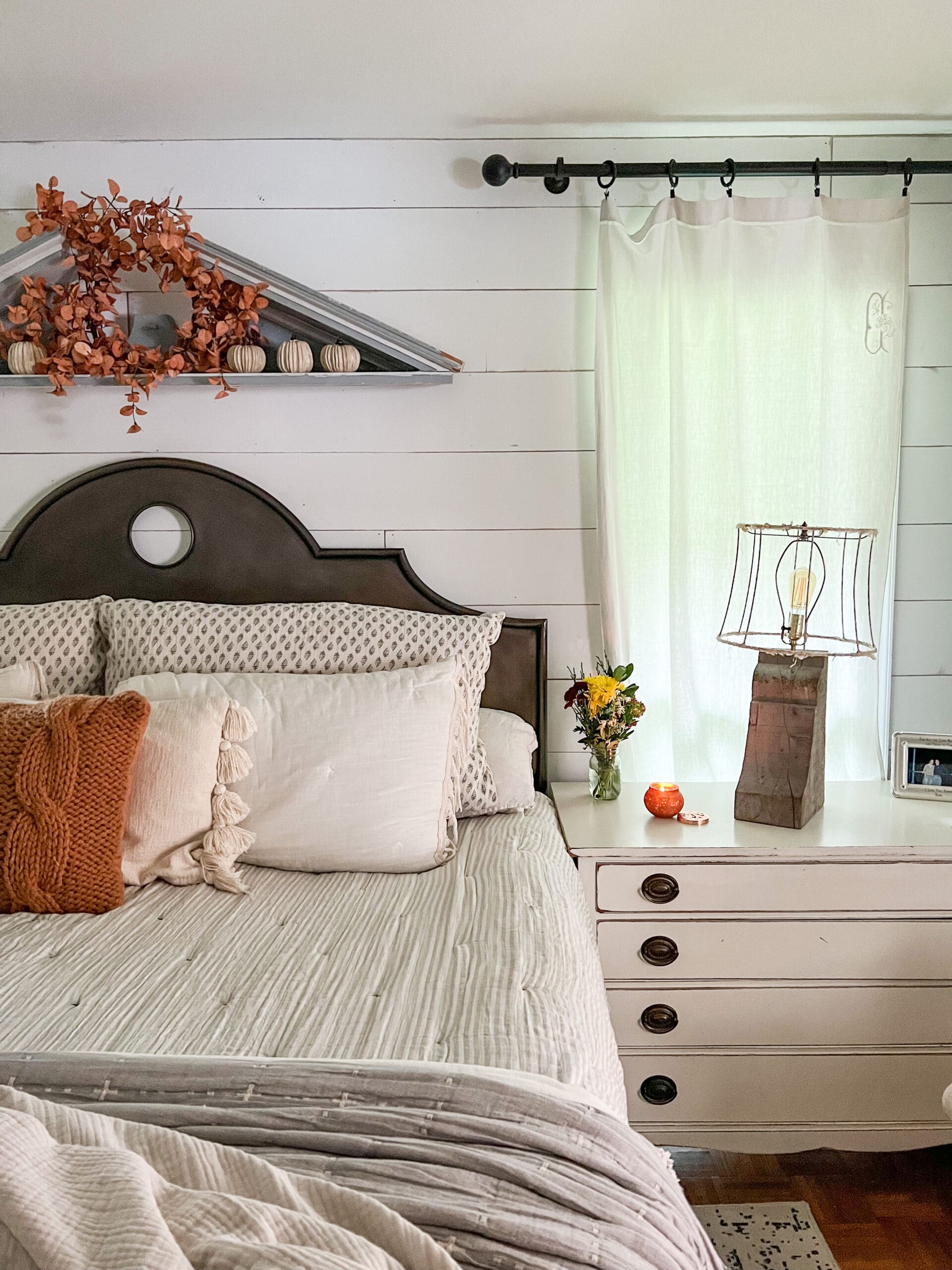 How to Easily Decorate a Cozy Fall Bedroom