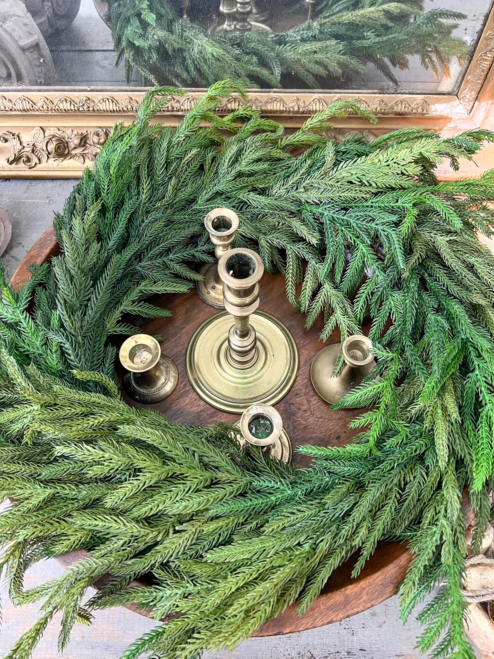golden candlesticks at the bottom of the vessel surrounded by the wreath