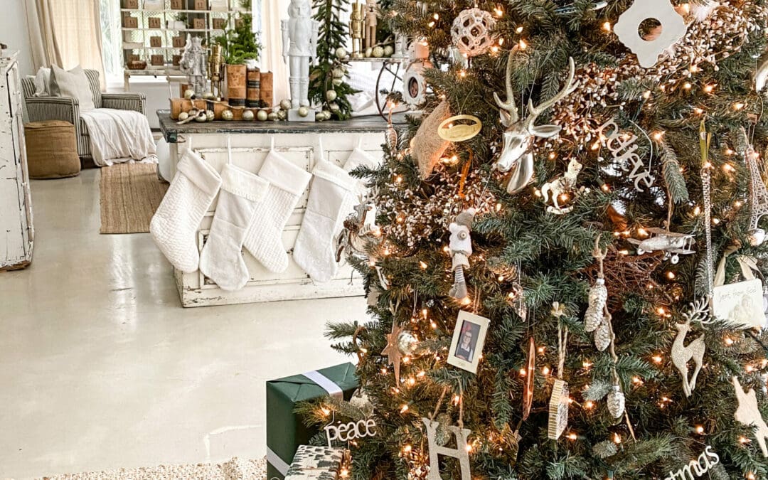 23 Best & Easy Ways to Decorate a Christmas Tree